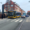 En bil overhaler bus 21 ved fodgængerovergang på Sygehusvej i Skanderborg. Ifølge buschauffør er det nærmere reglen end undtagelsen, at folk overhaler bussen ved stoppestedet. Foto: Sten Brøgger