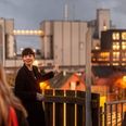 Sarah Jarsbo kender Sydhavnen som sin egen bukselomme. Hun viser rundt mellem kreative projekter, musikstudier og værksteder, samtidig med at hun fortæller områdets historie. Pressefoto
