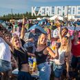 Peace, love og Smukfest. Der er liv og lykke på Kærligheden, som er i fuldt flor. Foto: Per Bille