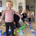 Sophia holder balancen, mens Liva (til højre) går på line, og Felix gør klar til at hoppe - alt imens Berit Lovring holder styr på tropperne. Foto: CSJ