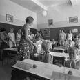Nye skolestartere på Brobjergskolen. Brobjergskolen startede sine første to børnehaveklasser i 1969. Fotograf Jørgen Timm, 1969, Aarhus Stadsarkiv