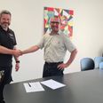 Steffen Thorsen (tv.) fra Brdr. Thorsen Biogas og Mogens Hjort Jensen, formand for Leverandørforeningen Djurs Biogas, fejrer den nye aftale om levering og medejerskab af et nyt biogasanlæg på Djursland. Pressefoto