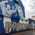 »FREE GAZA!« står skrevet med graffiti over legendegavlen ved Hallssti. Foto: Mathias Dueholm