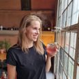Sara Slott har altid haft smag for solbær. Det kan man både smage og til del se i den nye festuge-gin, som OL-sølvvinderen har været med til at udvikle. Pressefoto