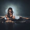 "Når Sirenerne Kalder" har premiere 14. marts og spiller frem til 23. marts. Pressefoto