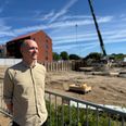 Byggekranen er i øjeblikket i gang med at opføre Solhverv, et nyt etagebyggeri, der blandt andet får tagterrasse og fælleslokaler. Det fortæller projektudvikler fra A. Enggaard A/S Jacob Futterup Sørensen. Foto: Louise N. Burmeister