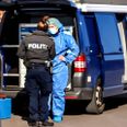 Politiet er lørdag til stede ved en adresse i bydelen Mårslet i det sydlige Aarhus. Foto: presse-fotos.dk