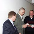 Et historisk billede fra valgnatten i november 2005, hvor Vilfred Friborg Hansen Hansen (i midten) på telefonen konstaterer, at Socialdemokratiet og borgmesterkandidaten selv har fået et valgresultat, der næppe nogensinde bliver overgået. De øvrige på billedet er Friborg Hansens partifælle Kim T. Jensen (tv.) og daværende redaktør Knud Jensen, Aarhus Stiftstidende. (th.). Foto: Lars Norman Thomsen.