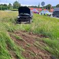Meldingen lød i første omgang på en fastklemt, men føreren havde inden myndighedernes ankomst dog selv været i stand til at komme ud fra bilen. Han blev efterfølgende identificeret som en 26-årig mand fra det sydøstlige Randers. Foto: ’Beredskab og Sikkerhed - Falck Hammel’