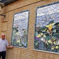 Arne Povlsen kigger fortsat med tilfredshed på de 13 mosaikker, som for 25 år siden med pottemager Annette Printz som kunstnerisk leder, blev frembragt via et samarbejde mellem erhvervsliv, Rønde Kommune og en gruppe borgere. Fotos: Lars Norman Thomsen