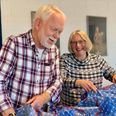 »Jeg troede egentlig, jeg skulle ned i biografen og være frivillig, men så fik menighedsrådet fat i mig,« fortæller Karen Marie Nielsen med et grin, mens hun pakker gratis mad i poser. Foto: Anne Frank Henriksen