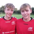 To U19 spillere med ganske få kampe på det bedste hold scorede IF Midtdjurs’ to mål i den uafgjorte kamp mod Ebeltoft IF. Frederik Kjær Sørensen (th) scorede til 1-0 og lagde i kampens sidste sekunder op til Tobias Revsbecks (tv) udligning til 2-2. Foto: Martin Schultz