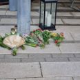 Der er lagt blomster ved Plejecenter Samsøvej i Holbæk efter det uhyggelige drab. Foto: presse-fotos.dk