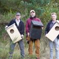 Fra venstre Kaj Ole Sørensen, Lasse Stig Bossen og Lennarth Nielsen ved genbrugsstationen i Ebeltoft, hvor to uglekasser blev hængt op i oktober sidste år. Foto: Lennarth Nielsen.
