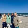 Bente Aabenhus (th.) havde allerede taget en morgendukkert i Kattegat sammen med en stribe af de andre lokale bade-entusiaster, inden de tog til informationsmøde om den planlagte X-badebro på Fjellerup Strand. Foto: Simon Carlson