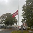 Flaget på halv på Terma i Grenaa, da det blev kendt, at Ole Martin Olesen var død. Foto: Søren Andersen