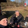 Per Øxenholt (forrest tv.) sammen med sit søndagsselskab på den offentlige parkeringsplads ved Mols Laboratoriet, hvor politiet bad om cpr-numre på to af deltagerne. Tilsendt foto.