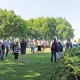 Syddjurs Kommune havde inviteret naboerne til Rønde Bypark til en informations- og høringsrunde om planerne om at etablere et ungespot i parken. Her fik både vrede og frustrationer til tider frit løb over de unges brug af parken. I baggrunden har 17-årige Therese Allesø Skov hånden oppe for at give de unges besyv med om tilstedeværelsen i Byparken.
