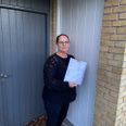 Rie Kvistborg viser en papirerne fra den omfattende korrespondance, hun har haft med både Syddjurs Kommune og Techem Danmark A/S . Foto: Lars Norman Thomsen