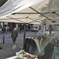 I baggrunden ses den løsslupne campingvogn, der ramte ChokoladeFabrikken mandag eftermiddag. Foto: Brian Mogensen