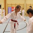 Malek Freijeh træner ikke bare selv, han er også træner for et hold af nybegyndere til taekwondo hver tirsdag aften i den lille gymnastiksal på Ellekærskolen.