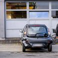 En Citroen C1 holder smadret på fortovet, hvor attentatet mod Nedim Yasar mandag aften skete. Bilen er ikke den bil, Yasar sad i, da han blev skudt. Foto: Bax Lindhardt / Ritzau Scanpix