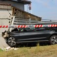 Bilen blev totalskadet, da en 44-årig kvinde i lørdagens tidlige morgentimer torpederede en husmor i Aalborg Syd. Foto: Presse-fotos.dk.