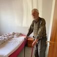 Knud Risager med to stokke, der nu er blevet erstattet af et gangstiv og en snart en moderne rollator, som han selv har købt. Foto: Lars Norman Thomsen