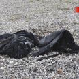 Et afbrændt stykke tøj ligger tilbage på vejen som vidne om den alvorlige forbrænding.