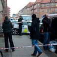 Store dele af mandagen var politiet tilstede på Trepkasgade, hvor lejligheder og opgang blev undersøgt.