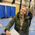 Socialdemokratiets borgmesterkandidat Isabell Friis Madsen stemte i Hadsten-Hallen. Ud på aftenen stivnede smilet i takt med, at stemmerne blev talt op. Privatfoto