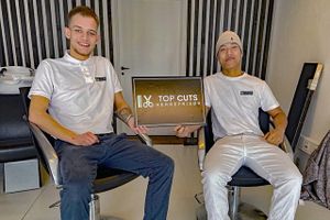 De mangeårige kammerater Martin Hansen og Patrich Trolle Andersen åbner 3. april frisørforretningen Top Cuts på Bredgade i Kolind i de lokaler, der tidligere husede Frisør Jan.