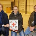 Fra v: Lokalformand Dorte Studsgaard, bestyrelsesmedlem Signe Kruse Baun og kasserer Martin Højholt glæder sig til, at der kommer liv i lokalerne på Sortevej 8, når den nye Røde Kors genbrugsbutik åbner 27. januar. Foto: Lars Norman Thomsen