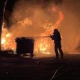 Ilden fra containerbrand bredte sig til en bil søndag aften i Brabrand. Foto: Presse-fotos.dk