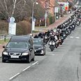 Rustvognen efterfulgt af familien i bil og en kæmpe kortege af motorcykler og biler ved ankomsten til kirken i Ulstrup. Foto: jr