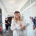 Ebeltoftpigen Juliececilia Boesen smilede om kap med omgivelserne, da sidste eksamen var overstået. Foto: Frederik Steen Nordhagen