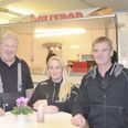 I Komponenthuset på Grenaa Havn finder man fra venstre Bo Brejnholm, Karina Mohrsen og indehaver Michael Boserup. Pølsevognen er normalt ikke en del af inventaret, men var på besøg for at markere ejerskabet og navneskiftet.