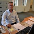 Lars Madsen er vendt tilbage til sin gamle branche. Fra kontoret i Østerbrogade i Grenaa skal han formidle salg/udlejning af erhvervsejendomme, - bygninger og -lokaler på Djursland. Foto: Lars Norman Thomsen