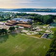 Søhøjlandets Skole og Børnehus ved Ry Hallerne er nu taget i brug. Det 7.700 kvadratmeter store byggeri har kostet omkring 225 millioner kroner og indvies officielt 24. august.. Foto: Per Bille