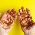 Hver gang, der bliver trukket ud i toilettet, og brættet er oppe, hvirvles godt en million mikroskopiske dråber af blandt andet urin og fækalier op i luften og lander på eksempelvis håndvasken og dørhåndtaget. Illustration/modelfoto: Adobe Stock