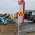 Ud fra billederne fra stedet, hvor en traktor er endt på siden i rabatten, og en personbil, hvis forende er totalskadet, kunne man hurtigt få bange anelser. Men ifølge Østjyllands Politi skulle der heldigvis ikke være tale om alvorlig tilskadekomst i forbindelse med uheldet. Foto: Presse-fotos.dk
