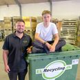 Hos El Recycling får alle en chance, fortæller Casper Roensbech, der er HR-chef og medejer. En af dem, der har fået en chance og virkelig taget den, er den 16-årige Emil Simonsen. Foto: Cecilie Bisgaard