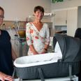 Mette Lomholt mistede for fem år siden sin søn August halvejs i graviditeten. Nu har hun samlet ind og doneret en kølelift til Regionshospitalet Randers, som chefjordemoder Lone Neumann og jordemoder Heidi Himmelstrup har taget imod. I baggrunden ses Mettes mand René Lomholt og deres yngste datter Ida.