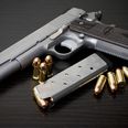En 47-årig mand gemte en skarpladt Sigsauer-pistol under sin hovedpude, fordi han frygtede for sit liv. Modelfoto: Adobe Stock