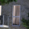En bygning er blevet ramt af skud. Flere personer opholdt sig på stedet, men ingen blev ramt. Foto: Presse-fotos.dk