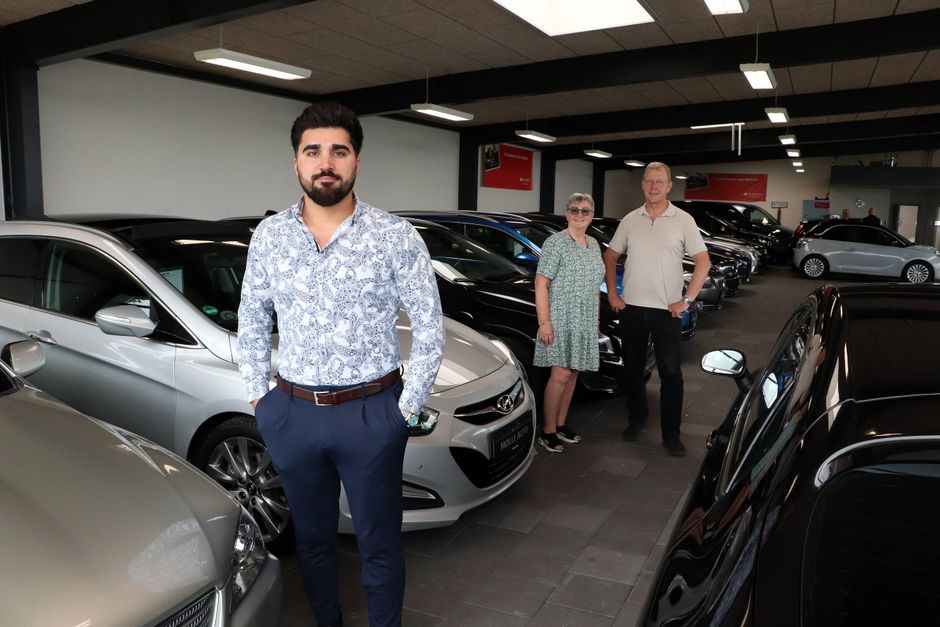 I 1998 byggede Betty Ilsø og hendes nu afdøde mand Peter Ilsø Hammel Autocenter op fra grunden. Nu er virksomheden solgt til 30-årige Sarhang Shafee.