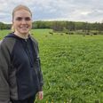 Natasja Jakobsen ved sin yndlingsudsigt med det græssende kvæg og skoven i baggrunden. Foto: Anette Bonde.