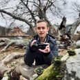 17-årige Laurits Kjeldbjerg har en autismediagnose, og de ikoniske røde postkasser har nærmest været en besættelse for ham at få fotografere og filme med sit kamera. Når han er draget ud i verden med sit kamera har passionen medvirket til masser af positive oplevelser, når han blandt andet er blevet styrket i sin interaktion med fremmede mennesker. Foto: Simon Carlson