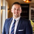 Dennis Blok, restaurantchef og sommelier på Molskroen, har vundet titlen som "Nordic Waiter of the Year 2023". Pressefoto