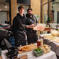 19-årige Hjalmar Jakobsen arbejder stadig i Anas Layth Al-Daynys restaurant i Højvangen, men det er meningen han lige så stille skal "glide ud", når deres fælles cateringvirksomhed tager fart. Privatfoto